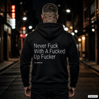 Never Fuck With A Fucked Up Fucker – schwarzer Hoodie mit weißem Backprint, Herren in der Stadt bei Nacht
