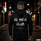 No Bra Club – schwarzer Hoodie mit weißem Backprint, Herren in der Stadt bei Nacht