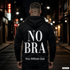 No Bra – schwarzer Hoodie mit weißem Backprint, Herren in der Stadt bei Nacht