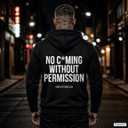 No c*ming without permission – schwarzer Hoodie mit weißem Backprint, Herren in der Stadt bei Nacht