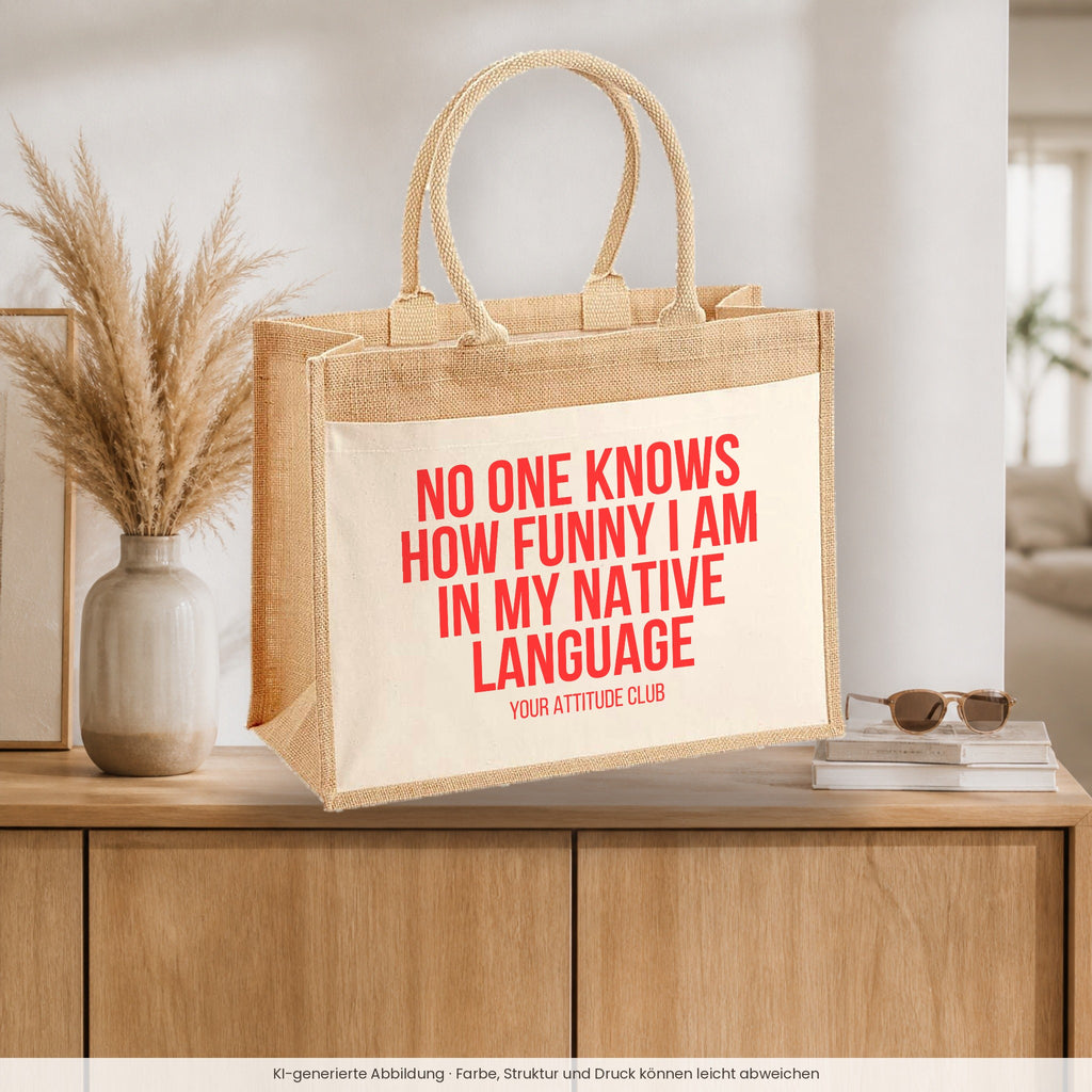 No one knows how funny I am in my native language – Jutetasche mit Spruch, auf dem Sideboard im Flur