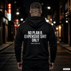No plan b. expensive shit only – schwarzer Hoodie mit weißem Backprint, Herren in der Stadt bei Nacht