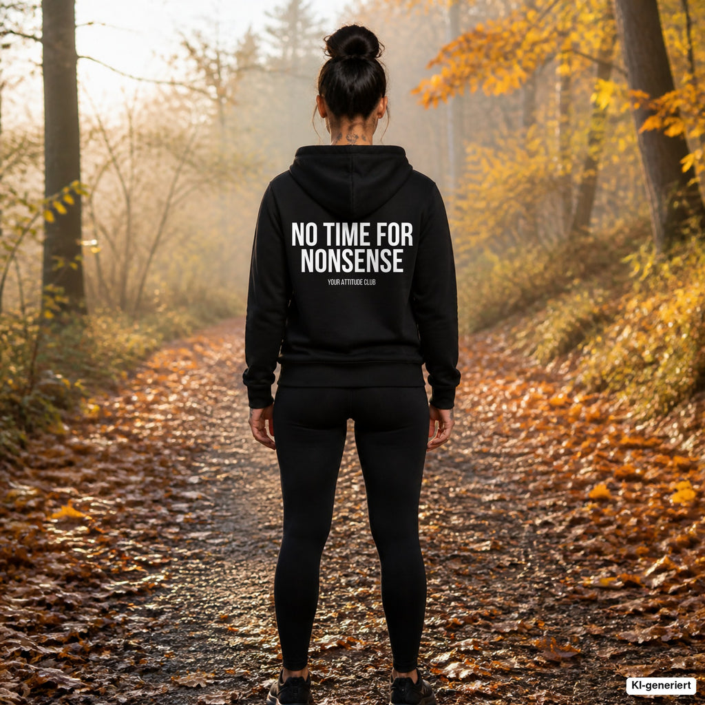 No time for nonsense – schwarzer Hoodie mit weißem Backprint, Damen beim Joggen im Herbst