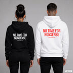 No time for nonsense – Hoodie mit Backprint, Frau in Schwarz und Mann in Weiß
