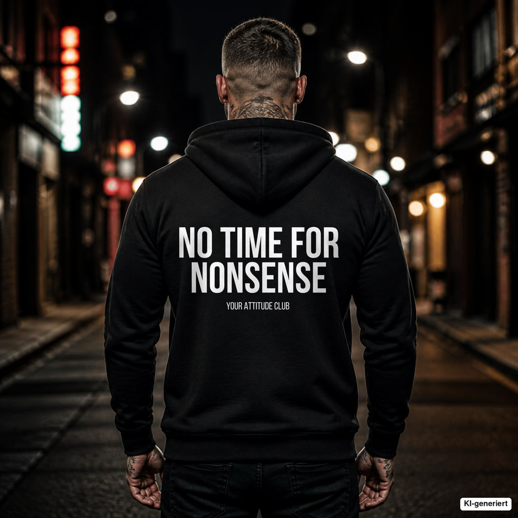 No time for nonsense – schwarzer Hoodie mit weißem Backprint, Herren in der Stadt bei Nacht