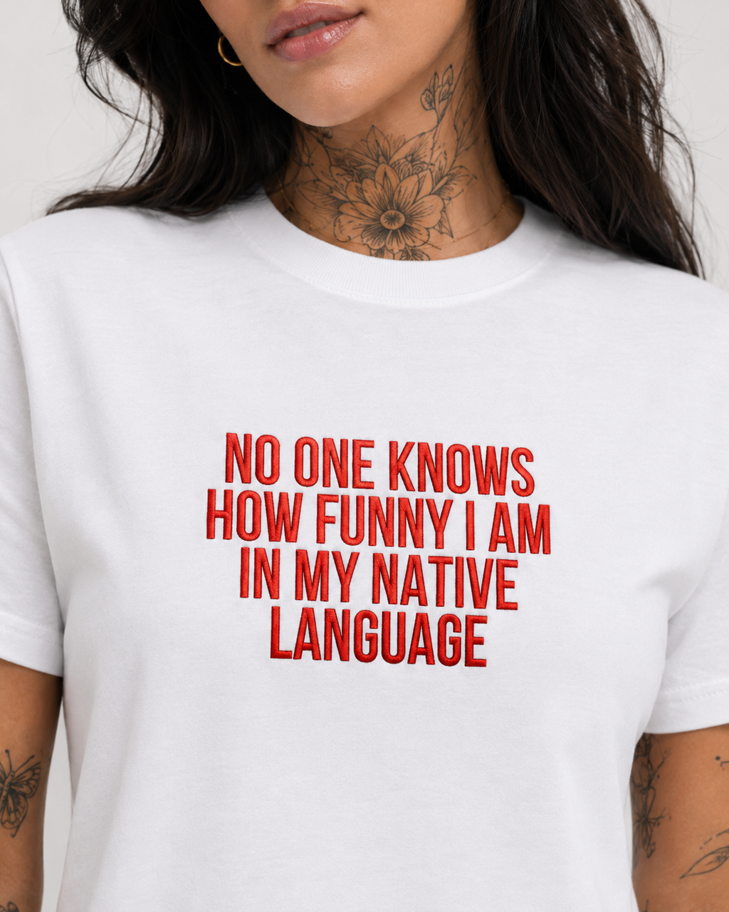 NO ONE KNOWS HOW FUNNY I AM IN MY NATIVE LANGUAGE – besticktes Damen Shirt, lustiges Statement T-Shirt, Geschenk für Freundin, Expat Humor, Bio-Baumwolle