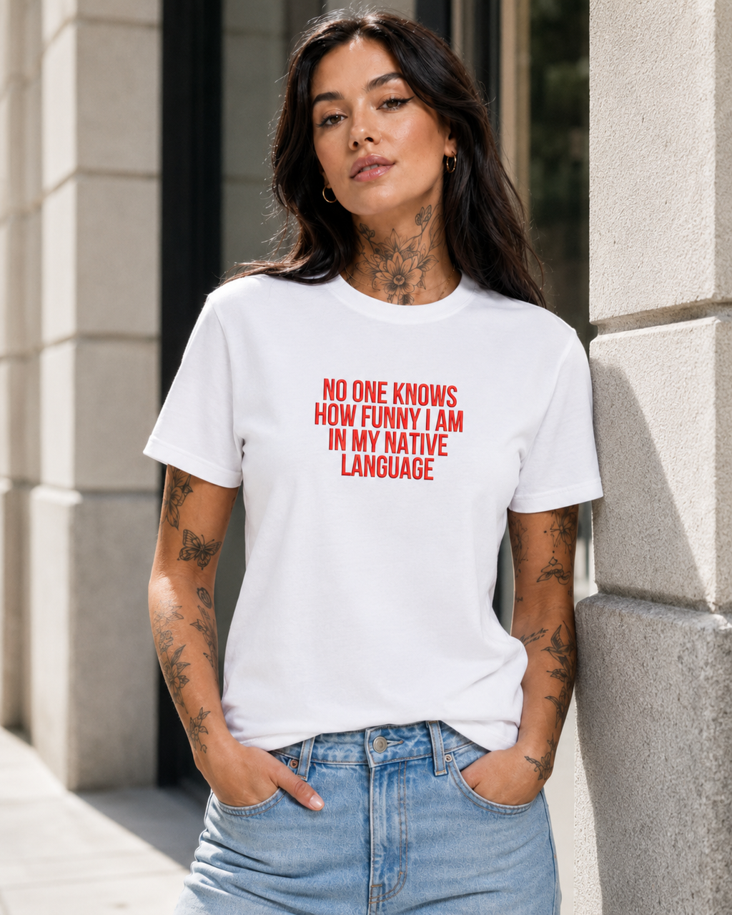 NO ONE KNOWS HOW FUNNY I AM IN MY NATIVE LANGUAGE – besticktes Damen Shirt, lustiges Statement T-Shirt, Geschenk für Freundin, Expat Humor, Bio-Baumwolle