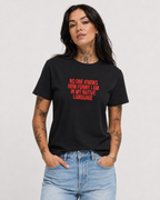 NO ONE KNOWS HOW FUNNY I AM IN MY NATIVE LANGUAGE – besticktes Damen Shirt, lustiges Statement T-Shirt, Geschenk für Freundin, Expat Humor, Bio-Baumwolle