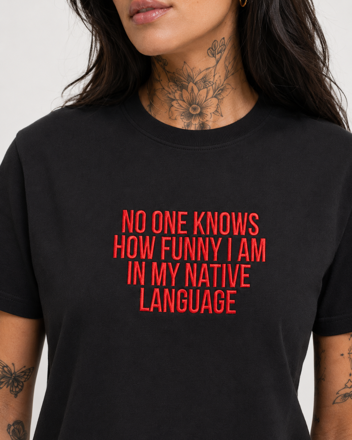 NO ONE KNOWS HOW FUNNY I AM IN MY NATIVE LANGUAGE – besticktes Damen Shirt, lustiges Statement T-Shirt, Geschenk für Freundin, Expat Humor, Bio-Baumwolle