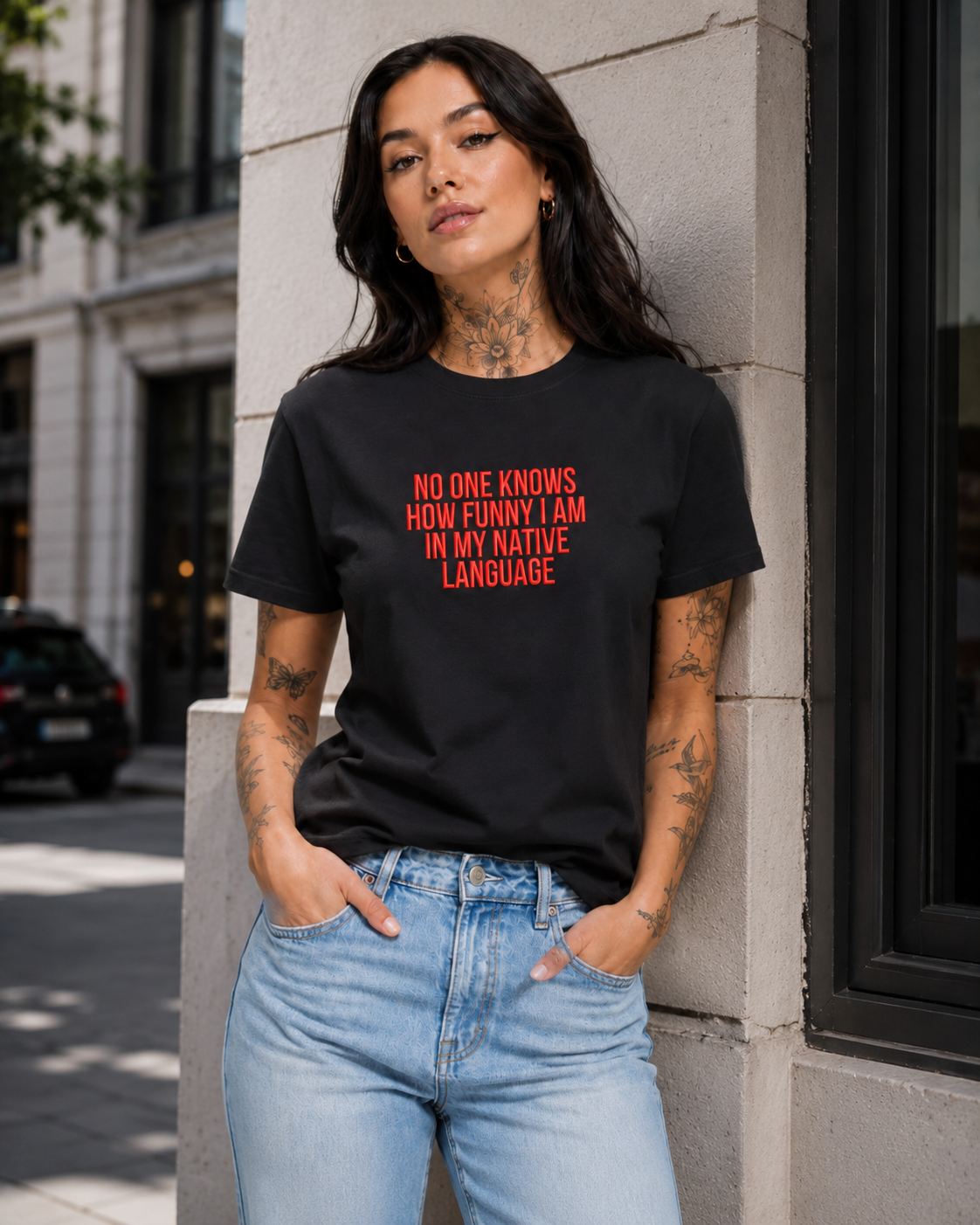 NO ONE KNOWS HOW FUNNY I AM IN MY NATIVE LANGUAGE – besticktes Damen Shirt, lustiges Statement T-Shirt, Geschenk für Freundin, Expat Humor, Bio-Baumwolle