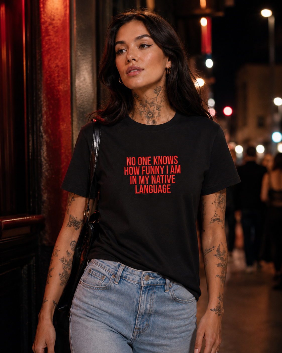 NO ONE KNOWS HOW FUNNY I AM IN MY NATIVE LANGUAGE – besticktes Damen Shirt, lustiges Statement T-Shirt, Geschenk für Freundin, Expat Humor, Bio-Baumwolle