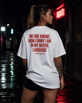 NO ONE KNOWS HOW FUNNY I AM IN MY NATIVE LANGUAGE | Oversize Shirt Unisex mit Backprint, Statement Shirt aus Bio-Baumwolle