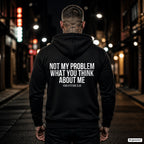 Not my problem what you think about me – schwarzer Hoodie mit weißem Backprint, Herren in der Stadt bei Nacht