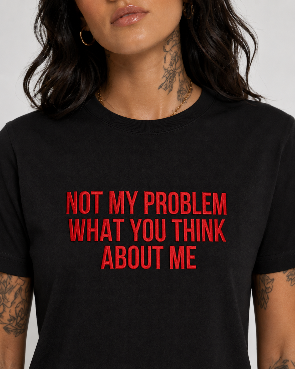 NOT MY PROBLEM WHAT YOU THINK ABOUT ME – besticktes Damen Shirt, Statement T-Shirt, selbstbewusstes Geschenk für Freundin, Bio-Baumwolle, Weiß oder Schwarz