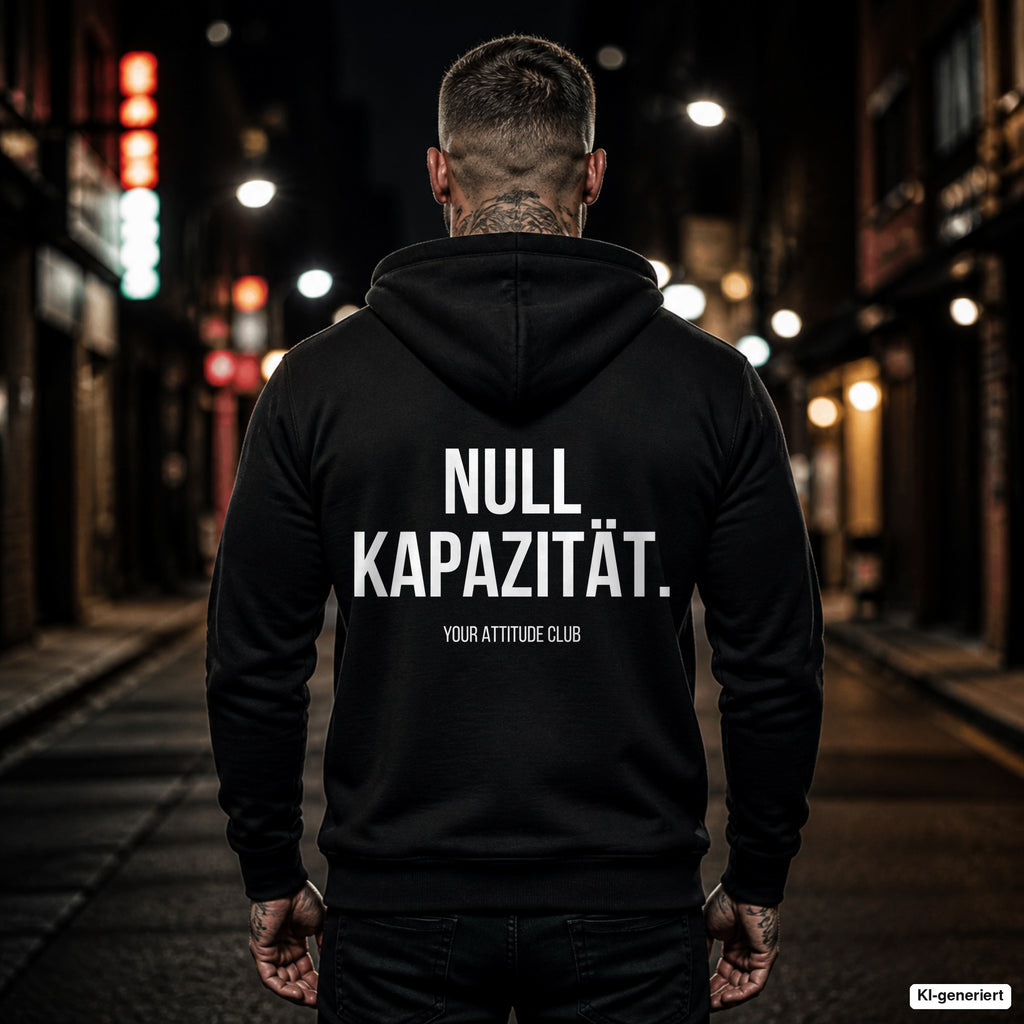 NULL KAPAZITÄT. – schwarzer Hoodie mit weißem Backprint, Herren in der Stadt bei Nacht