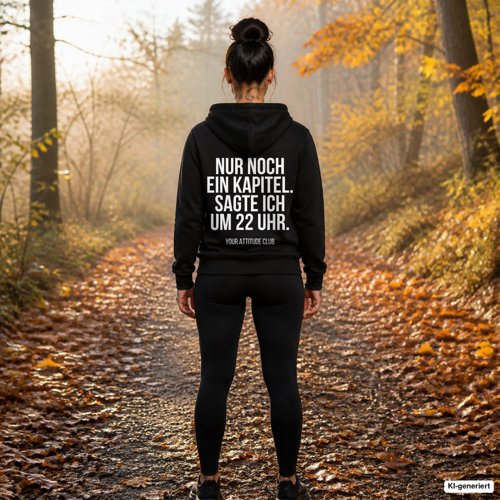Nur noch ein Kapitel. Sagte ich um 22 Uhr. – schwarzer Hoodie mit weißem Backprint, Damen beim Joggen im Herbst