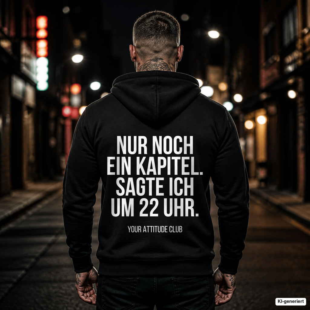 Nur noch ein Kapitel. Sagte ich um 22 Uhr. – schwarzer Hoodie mit weißem Backprint, Herren in der Stadt bei Nacht