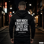 Nur noch ein Kapitel. Sagte ich um 22 Uhr. – schwarzer Hoodie mit weißem Backprint, Herren in der Stadt bei Nacht