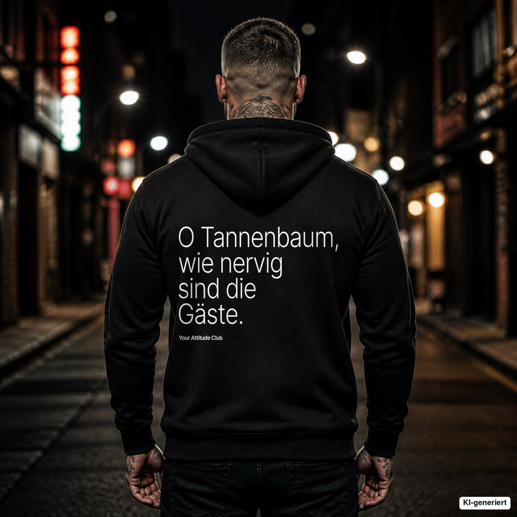O Tannenbaum, wie nervig sind die Gäste – schwarzer Hoodie mit weißem Backprint, Herren in der Stadt bei Nacht