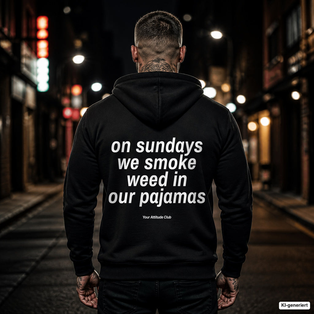On Sundays we smoke weed in our pajamas – schwarzer Hoodie mit weißem Backprint, Herren in der Stadt bei Nacht