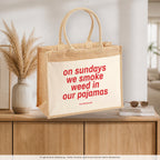 On Sundays we smoke weed in our pajamas – Jutetasche mit Spruch, auf dem Sideboard im Flur