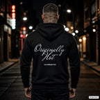 Originally Hot – schwarzer Hoodie mit weißem Backprint, Herren in der Stadt bei Nacht