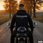 Overthinkaholic – schwarzer Hoodie mit weißem Backprint, Herren auf dem Motorrad