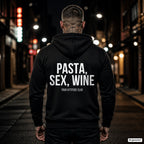 PASTA, SEX, WINE – schwarzer Hoodie mit weißem Backprint, Herren in der Stadt bei Nacht