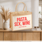 Pasta, sex, wine – Jutetasche mit Spruch, auf dem Sideboard im Flur