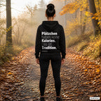 Plätzchen haben keine Kalorien. Das ist Tradition – schwarzer Hoodie mit weißem Backprint, Damen beim Joggen im Herbst