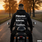 Plätzchen haben keine Kalorien. Das ist Tradition – schwarzer Hoodie mit weißem Backprint, Herren auf dem Motorrad