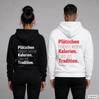 Plätzchen haben keine Kalorien. Das ist Tradition – Hoodie mit Backprint, Frau in Schwarz und Mann in Weiß