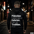 Plätzchen haben keine Kalorien. Das ist Tradition – schwarzer Hoodie mit weißem Backprint, Herren in der Stadt bei Nacht