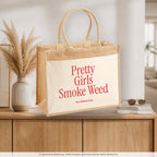 Pretty Girls Smoke Weed – Jutetasche mit Spruch, auf dem Sideboard im Flur