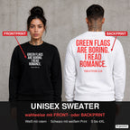 Green flags are boring. I read romance. – Pullover wahlweise mit Front- oder Backprint, Paar vor Betonwand