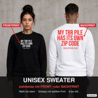My TBR pile has its own zip code – Pullover wahlweise mit Front- oder Backprint, Paar vor Betonwand