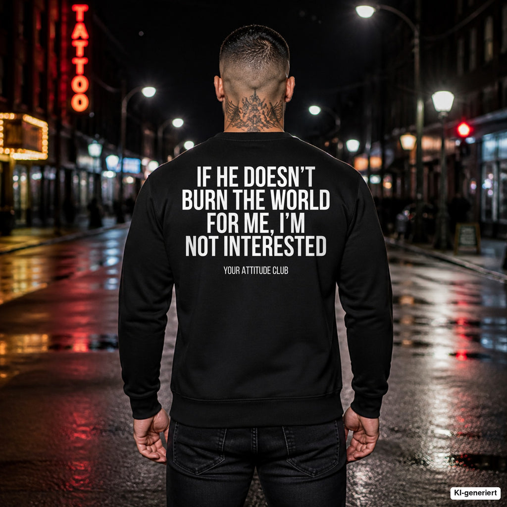 If he doesn’t burn the world for me, I’m not interested – schwarzer Pullover mit weißem Backprint, Herren in der Stadt bei Nacht