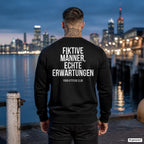 Fiktive Männer, echte Erwartungen – schwarzer Pullover mit weißem Backprint, Herren am Hafen