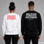 Single because of unrealistic book standards – Pullover mit Backprint, Frau in Weiß mit rotem und Mann in Schwarz mit weißem Aufdruck