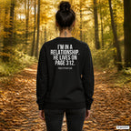 I’m in a relationship. He lives on page 312. – schwarzer Pullover mit weißem Backprint, Damen beim Herbstspaziergang