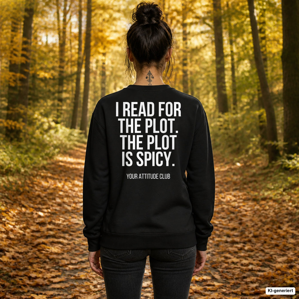 I read for the plot. The plot is spicy. – schwarzer Pullover mit weißem Backprint, Damen beim Herbstspaziergang