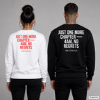 Just one more chapter — 4AM, no regrets – Pullover mit Backprint, Frau in Weiß mit rotem und Mann in Schwarz mit weißem Aufdruck