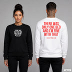 There was only one bed and I’m fine with that – Pullover unisex mit Frontprint (Frau, Schwarz) und Backprint (Mann, Weiß)