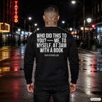 Who did this to you? — Me, to myself, at 3AM with a book – schwarzer Pullover mit weißem Backprint, Herren in der Stadt bei Nacht