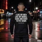 I like my men like my books: dark and hard to put down – schwarzer Pullover mit weißem Backprint, Herren in der Stadt bei Nacht