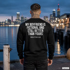 My boyfriend is fictional and still better than yours – schwarzer Pullover mit weißem Backprint, Herren am Hafen