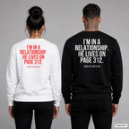 I’m in a relationship. He lives on page 312. – Pullover mit Backprint, Frau in Weiß mit rotem und Mann in Schwarz mit weißem Aufdruck