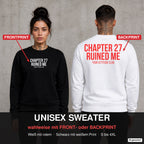 Chapter 27 ruined me – Pullover wahlweise mit Front- oder Backprint, Paar vor Betonwand
