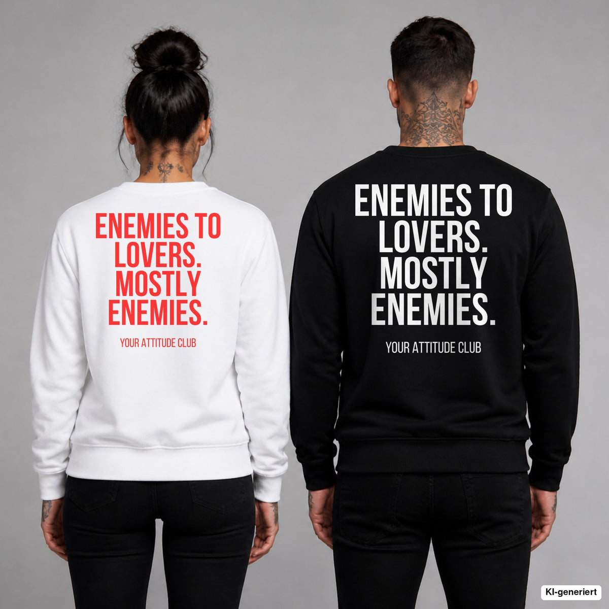 Enemies to lovers. Mostly enemies. – Pullover mit Backprint, Frau in Weiß mit rotem und Mann in Schwarz mit weißem Aufdruck