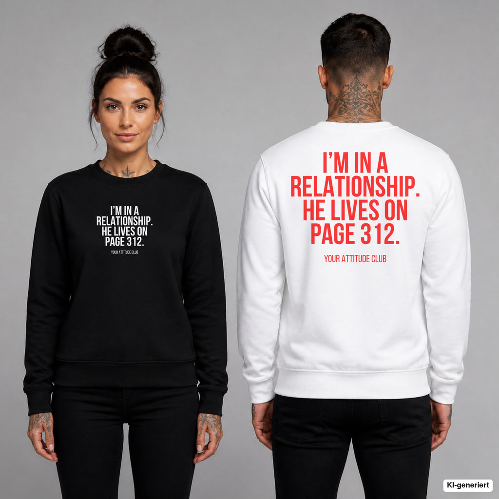 I’m in a relationship. He lives on page 312. – Pullover unisex mit Frontprint (Frau, Schwarz) und Backprint (Mann, Weiß)